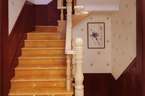 张沟镇中式别墅室内汉白玉石楼梯的定制安装装饰效果